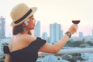 你的“现在”决定了过去,那段不幸的过往,不过就是藉着悲剧这壶劣酒,忘记“如今”不得志的痛苦