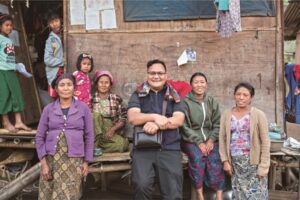 投身人道救援…训练超过200名医师400名护理师!中年的他拯救17万人“看见匮乏后,觉得我其实很富足”