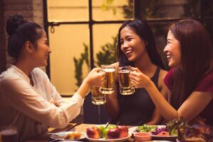 50岁后珍惜人生,三五好友聚会最难得!人生下半场喊“+1”,和好友一起吃饭,就是幸福!