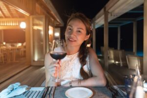 中年后,享受一个人的晚餐吧!50岁品尝“幸福”的味道,这是有钱也买不到的奢华