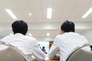 45岁后一个当副总、一个中年失业…高中同学会的启示：人生最大的贵人，不是别人是自己