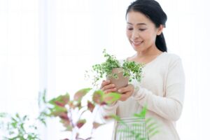 50岁的优雅叫做“不计较”,放慢生活的速度,我们要放松、放心、放下