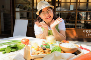 67岁还工作不是因为歹命!她不当医生娘变身料理人:重新找回我的名字、当自己的主人