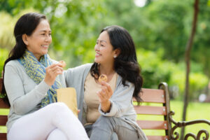 朋友像一双温暖的手！台大教授：中年后有“无话不谈”的朋友，低潮减半、欢乐加倍