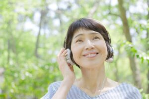 勇敢离开不值得的人!50岁释放不快乐的回忆,未来才能看见爱、感受幸福