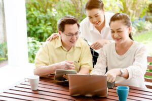 中年后,一定要结交的4种人!不仅要知恩图报,还要把他们当作生命中最重要的朋友