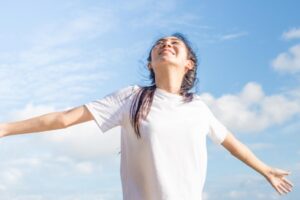 允许自己生气，但过去的就让它留在过去！这样放下负面情绪，生活简单自在