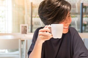 50岁后,别让情绪绑架你的生活!善用这2招,美好的一天从拥抱好心情开始!