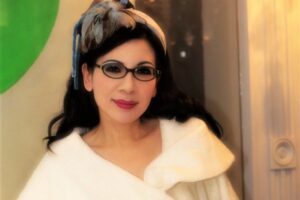 罹癌后，戴新墨镜、染亮紫色头发开刀！陈文茜：只要一口气在，就该快乐走下去