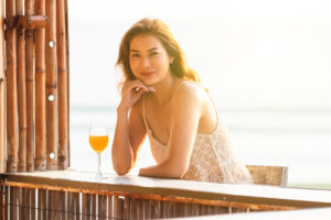 中年后一个人，哪里有不好？2部电影教我的事：你不是谁的附属，是独立而自主的人