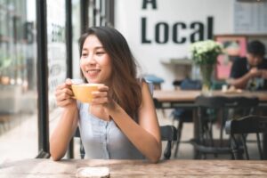 人生只有一次，凡事不必太计较！中年后遇到合得来的人用心把握，合不来就放心错过