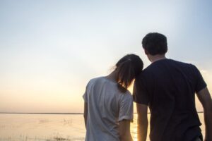 别再劝“要放手、要放下”！生命过不去的坎、只有自己能跨过，旁人能做的是这个