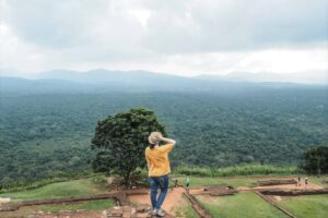 别跟消耗自己生命的人计较,那是对自己残忍!别想未来会变得怎样,重要的是当下