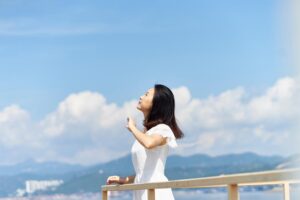 情绪就像天气，但心可以是天空！试着这样放松，感受生活富足、自在