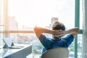 他不甘心为公司奋战半辈子,连太太都跑了竟还被逼退!要退还是斗?先问3问题再决定