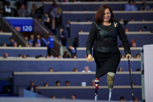 驾黑鹰遭击落失去双腿，50岁生女！美参议员访台送疫苗：活着的每一天，我要对得起救我的人