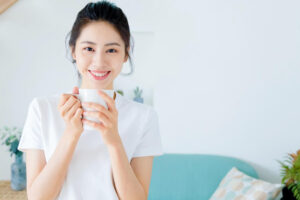 不关你的事,就不要去打扰关心,那是鸡婆,不是好意!让自己好过,日子才会好起来