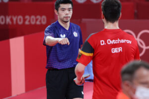 桌球教父庄智渊“最好笑的一场比赛”！搬桌、自己翻记分牌、还帮对手CPR…