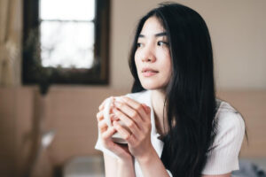 她当高阶主管后非常在意别人目光，整日忧郁不安！所有努力，回过头来反而变成了伤