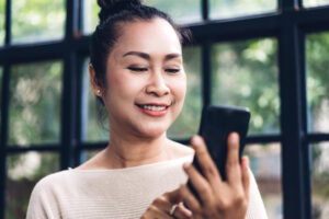 不会手机点餐被白眼、怕领数位五倍券焦虑上身!“学用手机”跟上脚步、老后轻松活