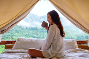 人都须放下执着,不害怕失去谁!你越为谁伤心,只是自己在伤心,对方不值得你在意