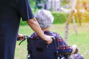 手足不照顾父母该怎么办？确立自己的底线，不让手足拖垮人生