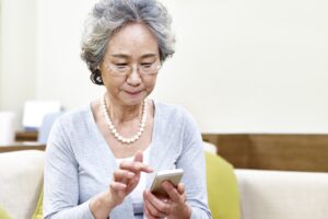 一听到孩子要离开就生病！该怎么应对“依赖型父母”？