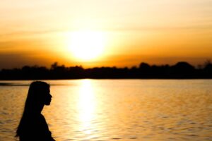 老公一天到晚外遇,骂老婆只能在家顾小孩!女人婚后谨记1件事,别再当家里的“工具人”