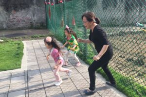 廖玉蕙/孙女教我的事:50岁后,学会蹲下身子,站成跟孩子一样的高度,才能深刻感受生命的奥义