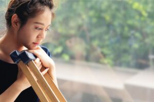 她常被拳打脚踢，丈夫哀求后…两人又和好如初！家暴之所以可怕，因为姑息有前科者，容易沦为惯犯