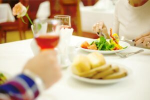 夫妻庆结婚周年,竟因告知病情不欢而散…2例子告诉我们:坚持自己想法,常是种错误