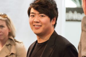 从没见“望子成龙”父亲笑过、眼里只有赢赢赢！天才钢琴家郎朗，令人心痛流泪的故事