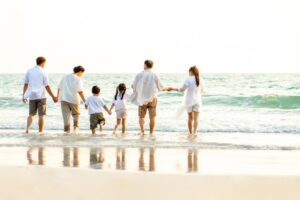 亲情不是理所当然,伤痕再小还是会痛!家人相处,别“以熟相欺”伤感情