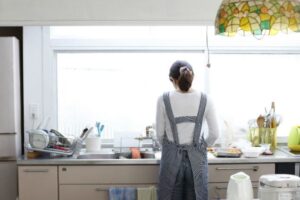 买东西要问老公意见，觉得被羞辱！全职妈要求每月11万“主妇津贴”