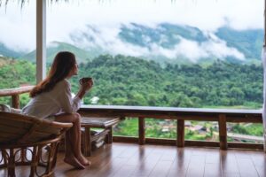 她顾婆婆睡医院，老公却陪女同事喝咖啡解闷！别靠牺牲维系亲密关系，留时间给自己