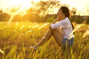 从小妈妈就离开家，和我变成“有血缘的陌生人”…长大后她生病跟我要钱，我可以不照顾她吗？