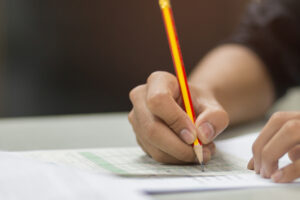 “当乖儿子就有钱了”公务员考9年，他34岁没上过一天班…舍不得孩子吃苦，只能被“啃到老死”