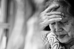 父母生前不屑拿、父母死后拼命抢！吕秋远：兄妹互争的不是遗产，是过往没得到的“爱”