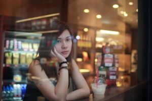 “因为你过得比较好”父母跟她拿钱照顾姐妹,叫她别计较…父母偏心手足,你该怎么办?