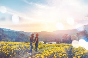 为什么他们老了还“有感觉”?中年后“5个”破冰小手段,让相敬如冰的婚姻重燃爱火