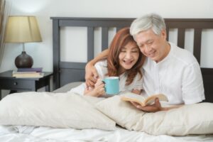 68岁丧妻后恋上52岁女老板，“性”不合拍就分手！黄昏愉悦感，这点还是很关键