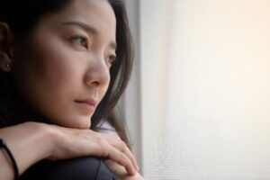 她怎么了,30年的家暴婚姻不敢逃?一个故事告诉你:生气很重要,别再当滥好人