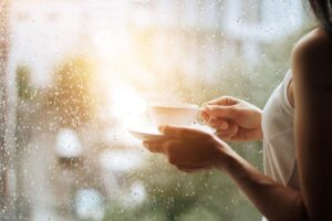 只跟女儿伸手要钱,到老都不知悔改!1个故事的启示:钱都给出去,反而害了全家人