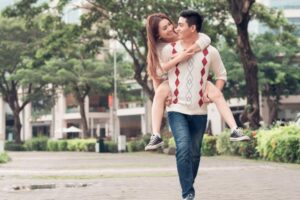 爱情需要承诺,但承诺不等于婚姻!40岁后幸福快乐,你需要的不是玻璃般的亲密关系