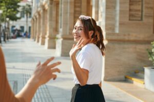 女人50岁后，别在感情里折磨！人生苦短，和“这3种”男人分手要趁早，愿意给你幸福，才能称“另一半”