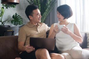 退休丈夫像“大型垃圾”,愈看愈讨厌?妻子2招改造老公,相看才能两不厌