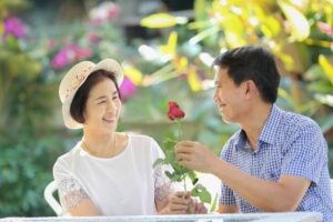 老夫老妻，还能拥有美好性生活吗？找回快乐夫妻关系，男性别轻忽这4件事