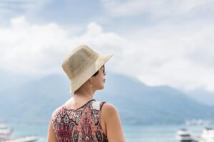 女人委屈自己,成全了谁?50岁后的婚姻不隐忍,“家”留给愿意牵你手的人