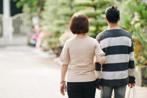 教养,是为放手做准备!不怕养出惹事的孩子,她告诉孩子:18岁就要开始经济独立