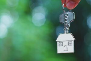 出钱帮儿子买房，离婚却把房子留给媳妇，情何以堪？儿子，本就属于老婆